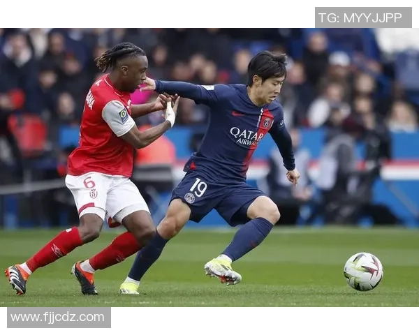 英超激战曼联与巴黎圣日耳曼握手言和精彩瞬间引发全场热烈反响 英超激战曼联与巴黎圣日耳曼握手言和精彩瞬间引发全场热烈反响